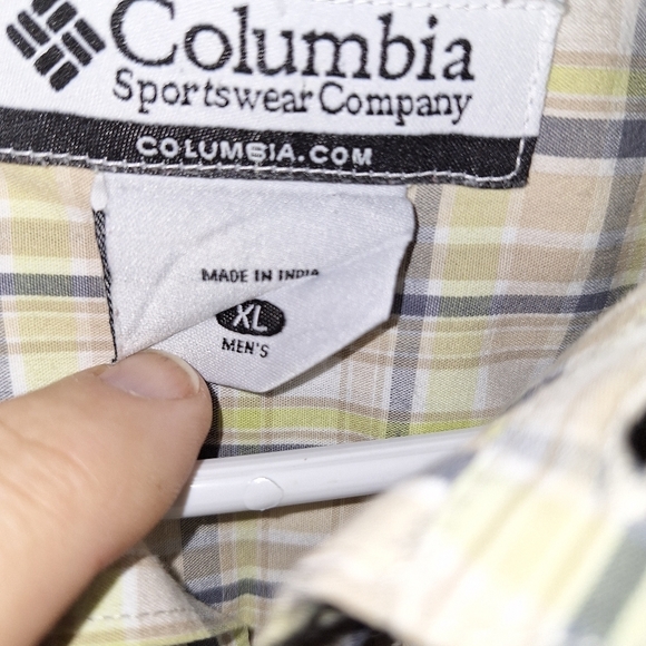 A Columbia men's short sleeve button-down shirt in a size XL. - Picture 4 of 9